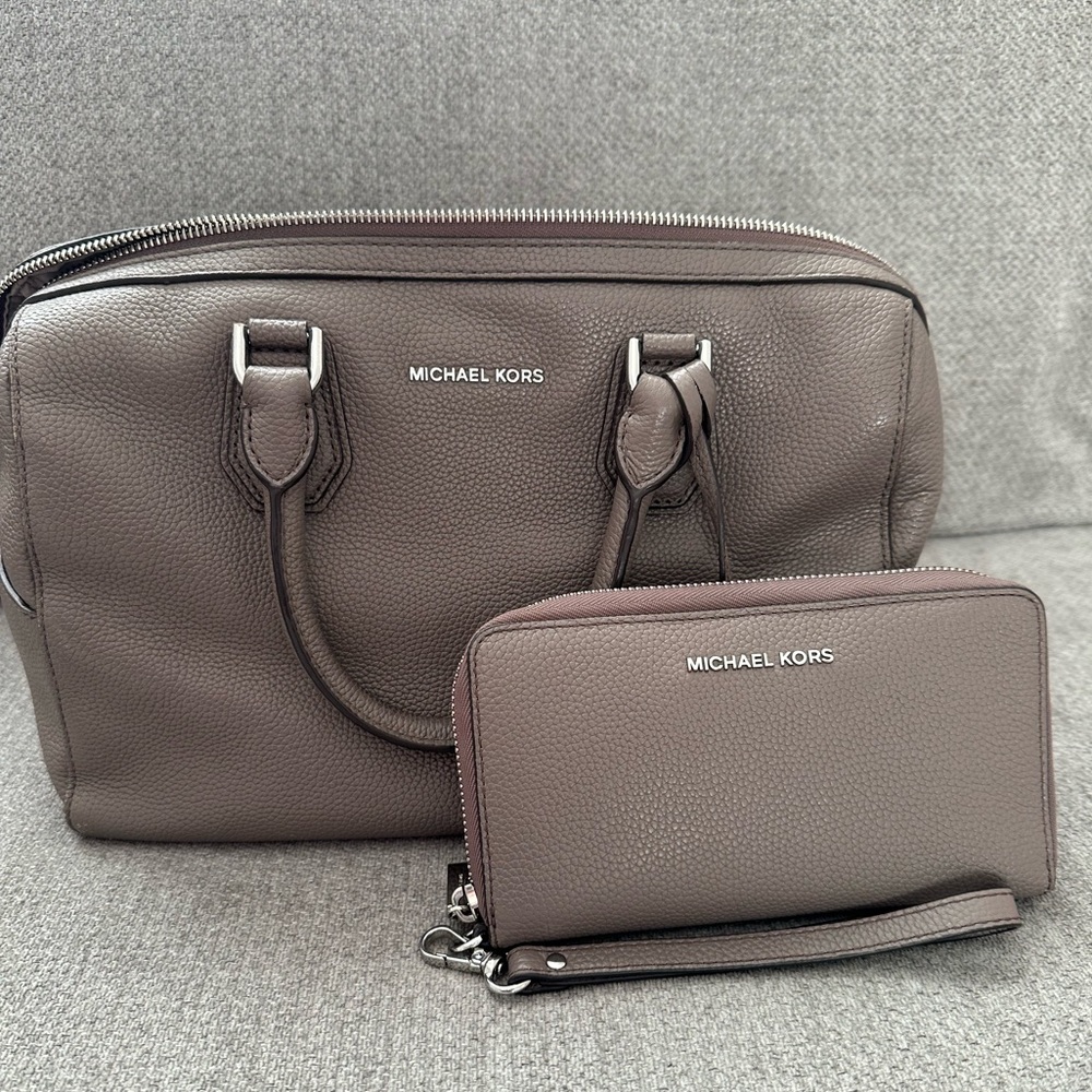 COPY - Michael Michael Kors
STUDIO MERCER MEDIUM DUFFLE
